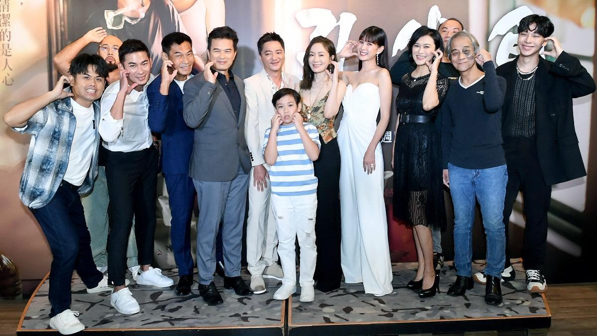 張再興（左起）、美麗本人、亮哲、夏靖庭、李興文、藍葦華、葉詠恆、尹馨、安心亞、章家瑄、王自強、蔡明修盛大合體。（圖／華視提供）