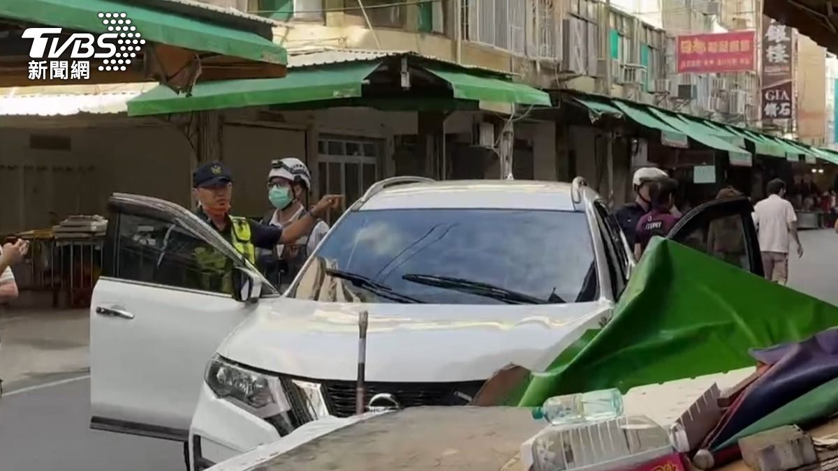 警方將3人帶回釐清,陳男依法送辦。(圖/TVBS)