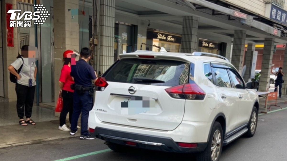 事後警方將3人帶回釐清。(圖/TVBS)