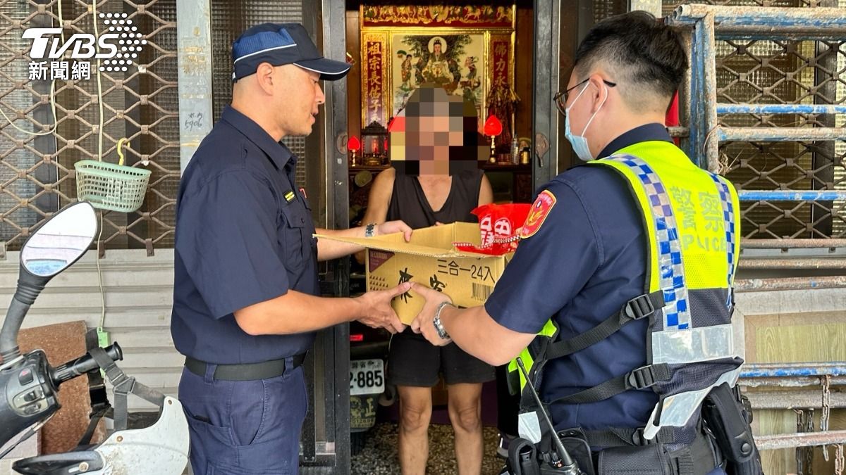 暖警載送泡麵、八寶粥、零食等物資到吳男家中。(圖/TVBS)