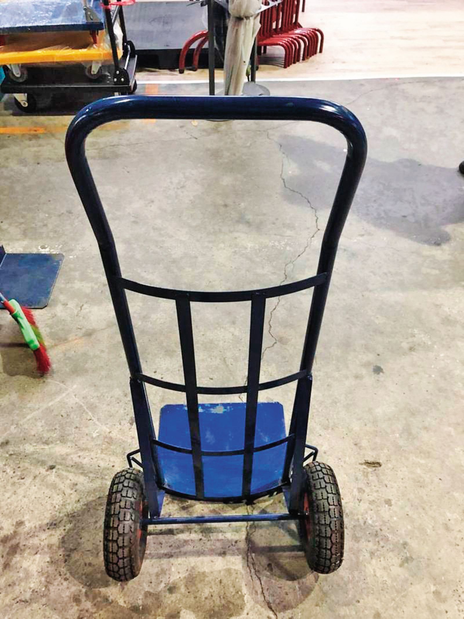 陳信凱到五金行購買推車(圖為同款推車),載運裝有前妻屍體的行李箱。(圖/警方提供)