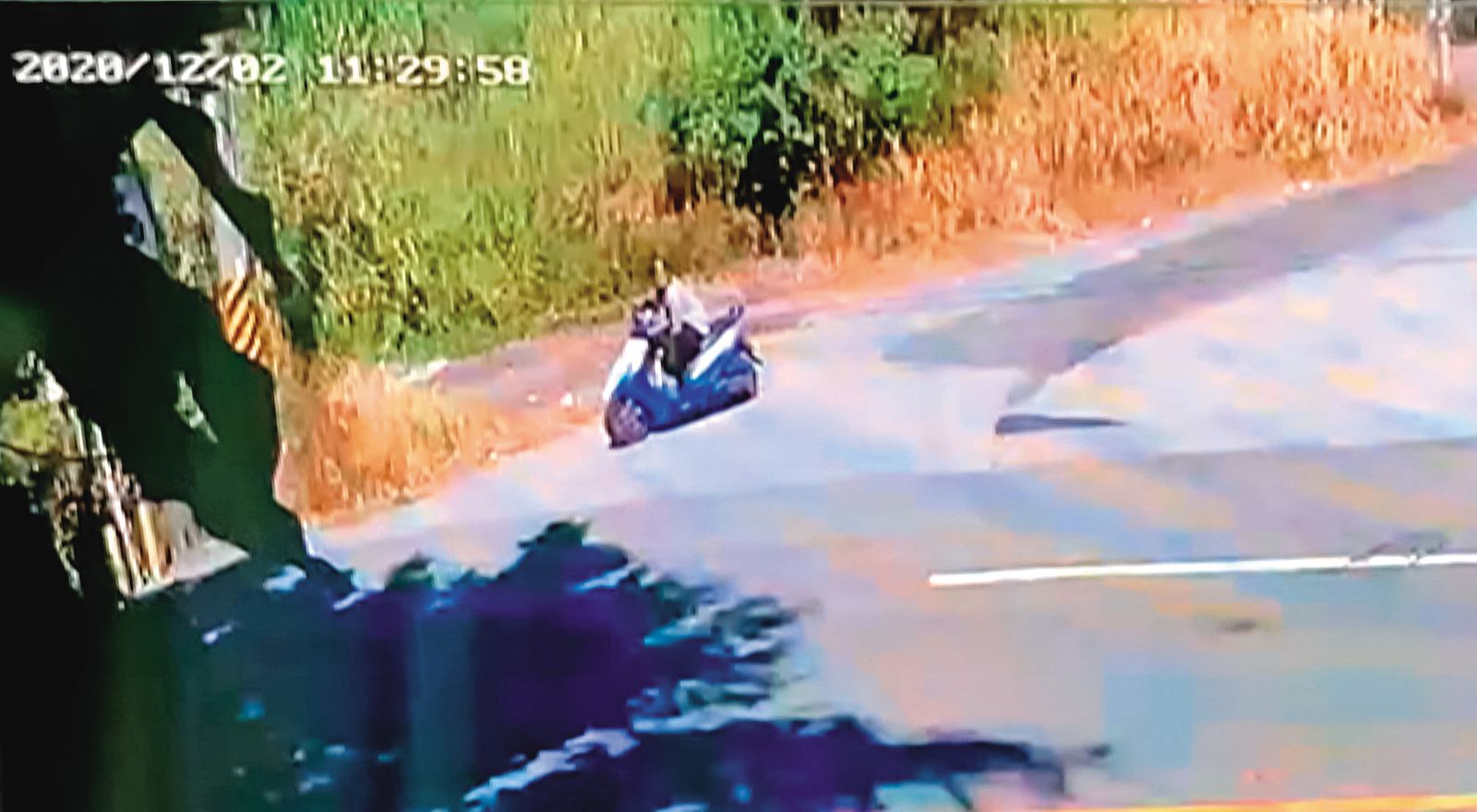 陳信凱棄屍後,把推車、行李箱通通丟棄,下山時機車後方空無一物。(圖/翻攝畫面)
