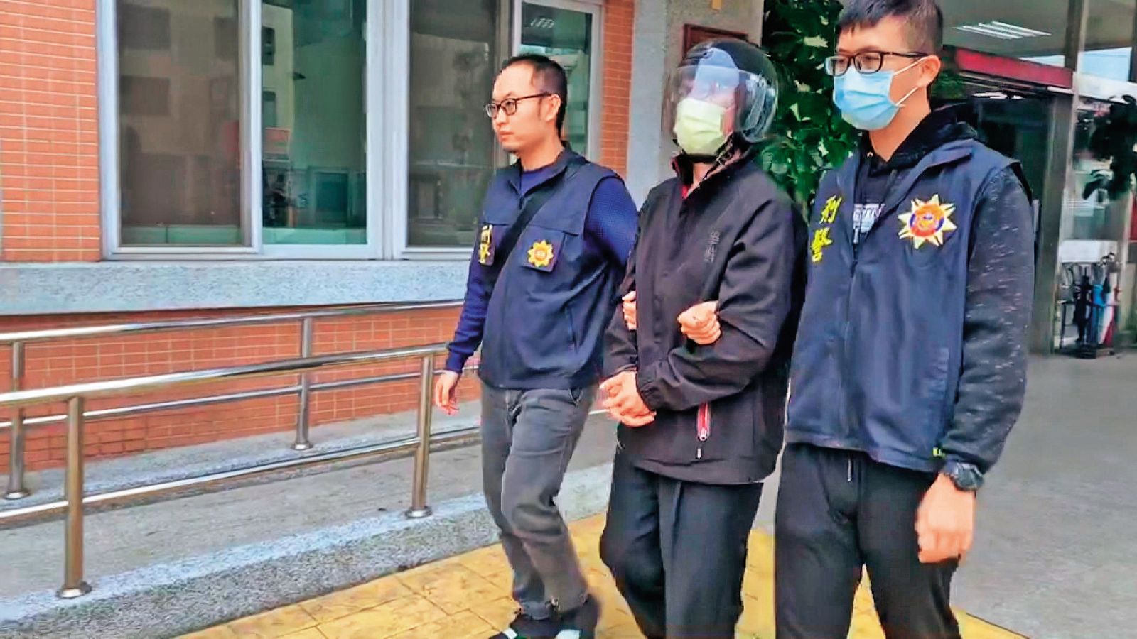 陳信凱（中）被警方突破心防、坦承殺害前妻，偵訊後被移送法辦。（圖／東森新聞提供）