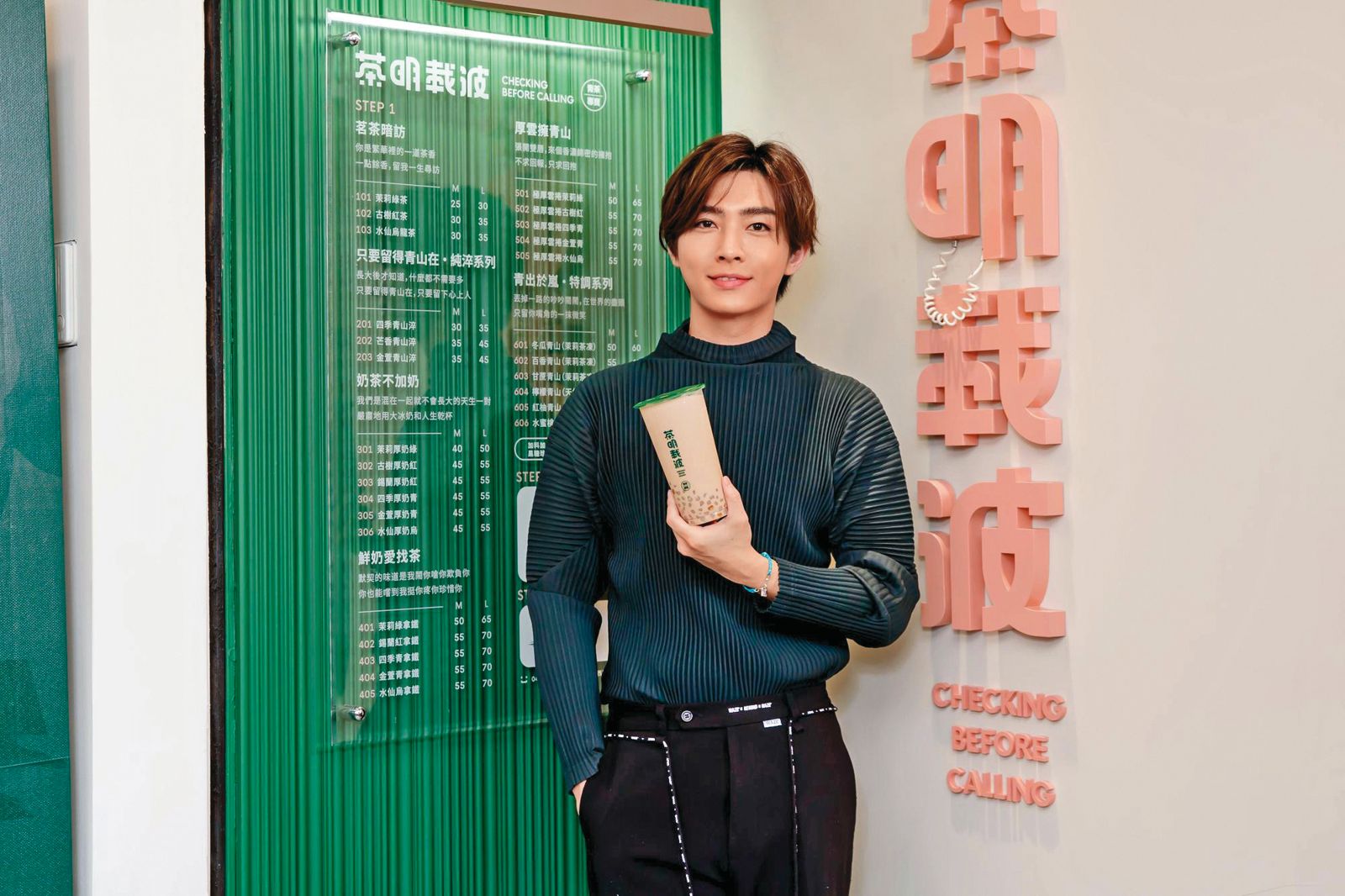 為了宣傳投資的手搖飲品牌，炎亞綸甚至因試喝新品胖了6公斤。（圖／茶明載波提供）