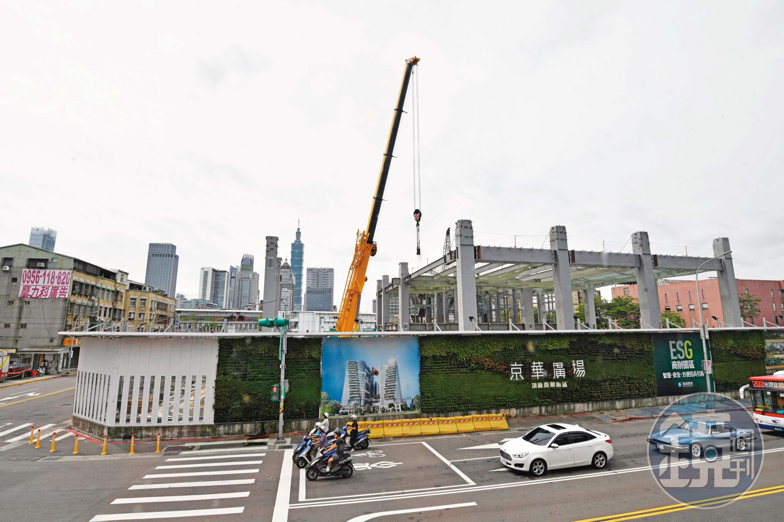 京華城拆掉後準備改建成豪華商辦,因容積率大增,估計可替威京集團賺進上百億元。(圖/鏡週刊提供)