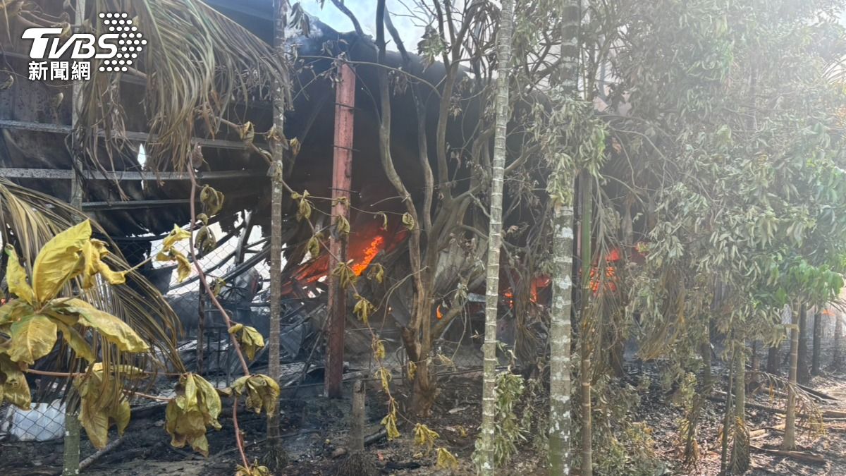 屏東內埔鐵皮屋起火！「黑煙狂竄」壟罩　1人燒燙傷急送醫　