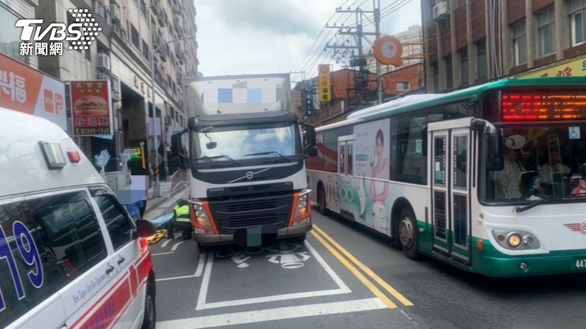 老翁違規穿越馬路,下一秒就遭大貨車撞倒。(圖/TVBS)