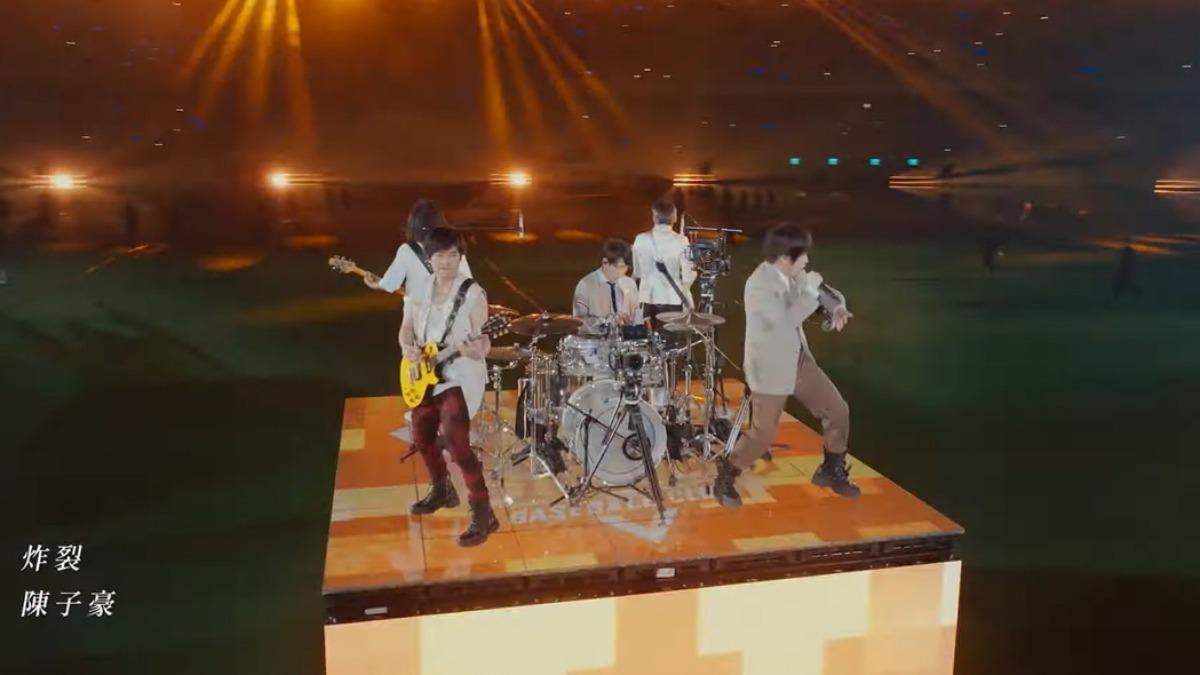 五月天表演不僅結合誠泰Cobras〈殺氣歌〉,更融入選手的應援口號。(圖/翻攝自相信音樂YouTube頻道)