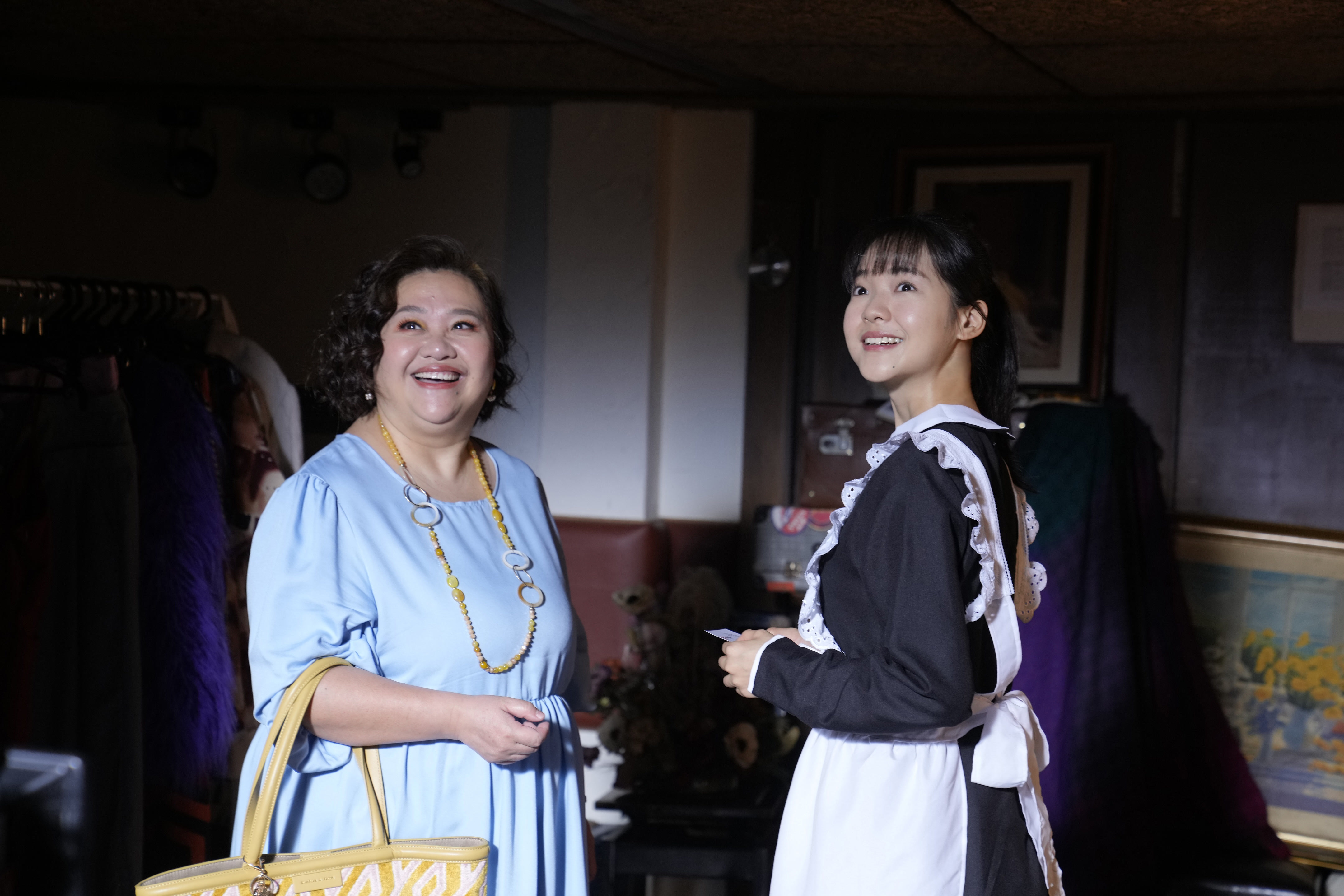 鍾欣凌(左)飾演經紀人帶著新星演員林廷憶四處試鏡。(圖/Netflix提供)