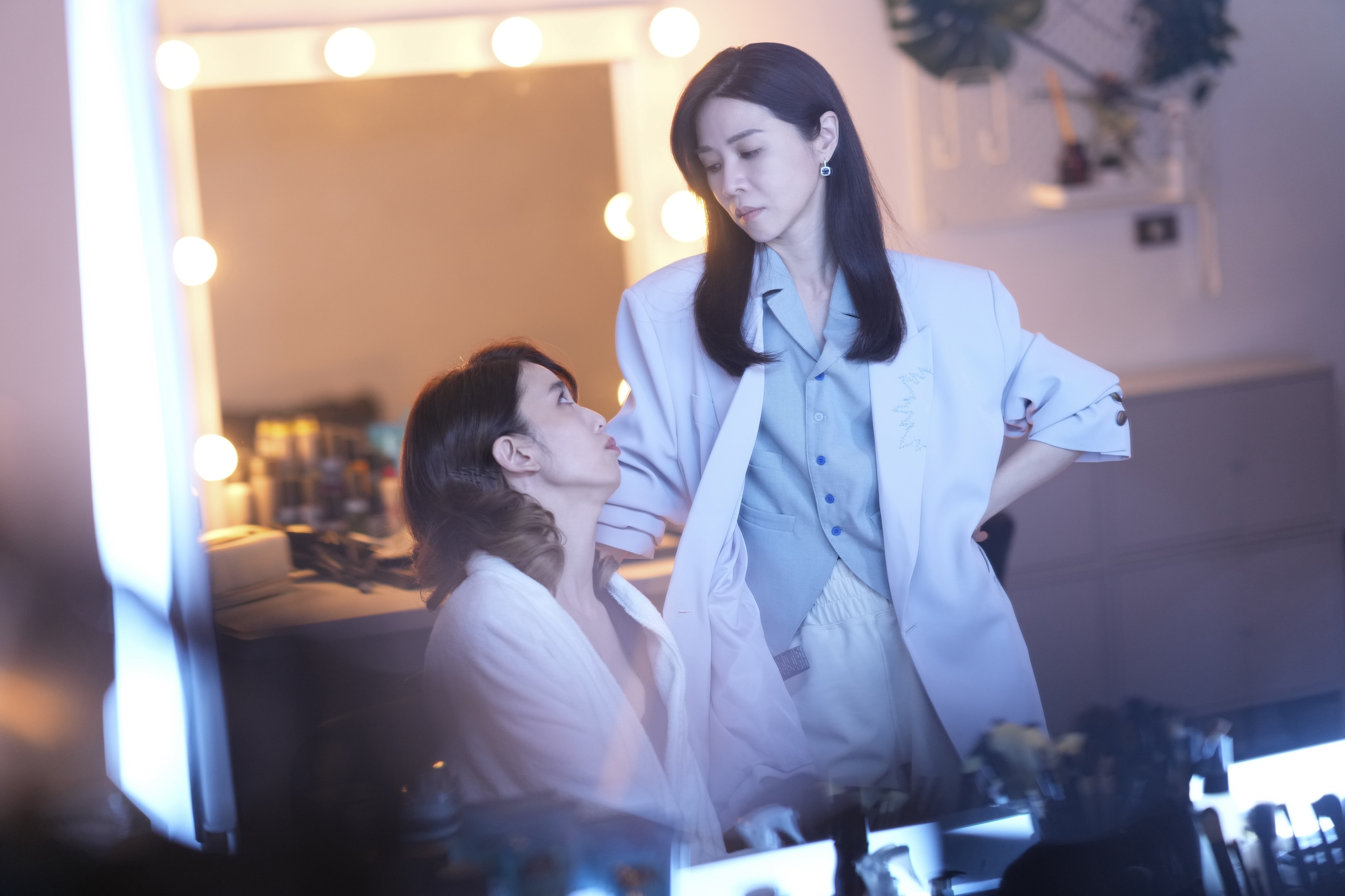 謝盈萱(右)飾王牌製作人成導演老公薛仕凌重要幕後推手,也擔任陳庭妮的經紀人。(圖/Netflix提供)