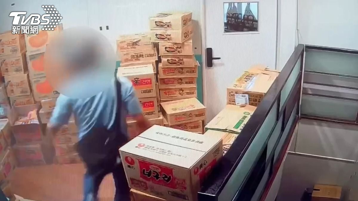 陳姓竊賊闖進無人拉麵店內行竊。(圖/TVBS)