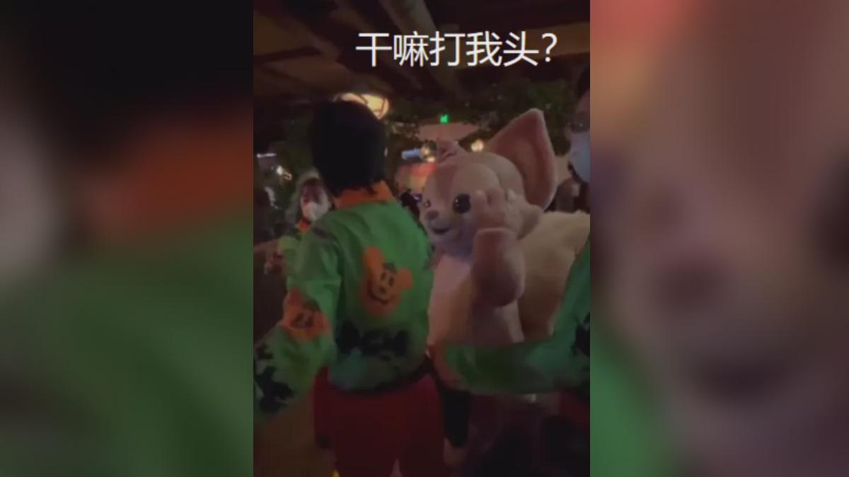 達菲熊的好朋友「玲娜貝兒」人偶也曾遭到遊客拍打頭部。（圖／翻攝自網易新聞）