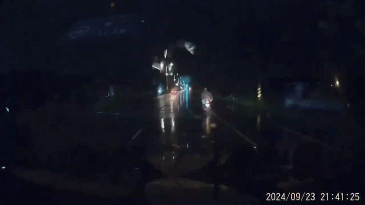 騎士絆到電線慘噴飛。（圖／TVBS）