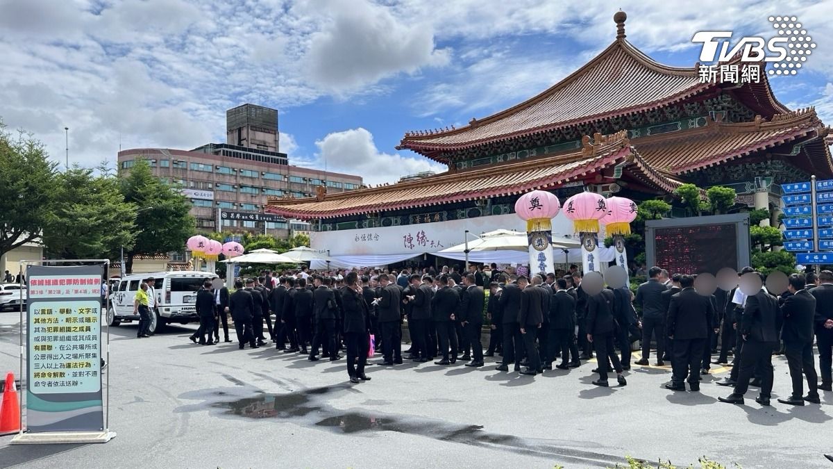 天道盟成員母親的告別式,現場聚集大批黑衣人。(圖/TVBS)
