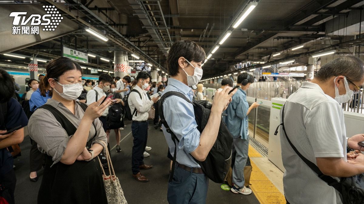 怎樣都不對?日本鐵道最新調查 「背包向前」也會讓乘客不開心