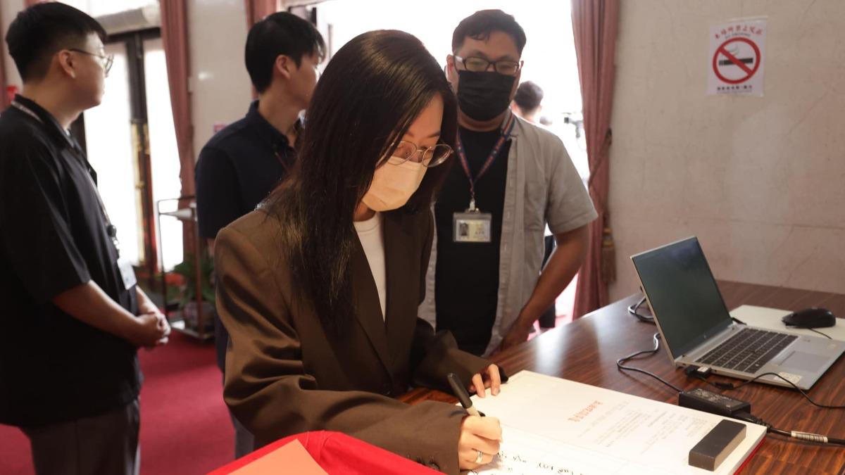 吳沛憶今返立院!允諾「盡快調整好狀態」 網刷一排暖喊:加油