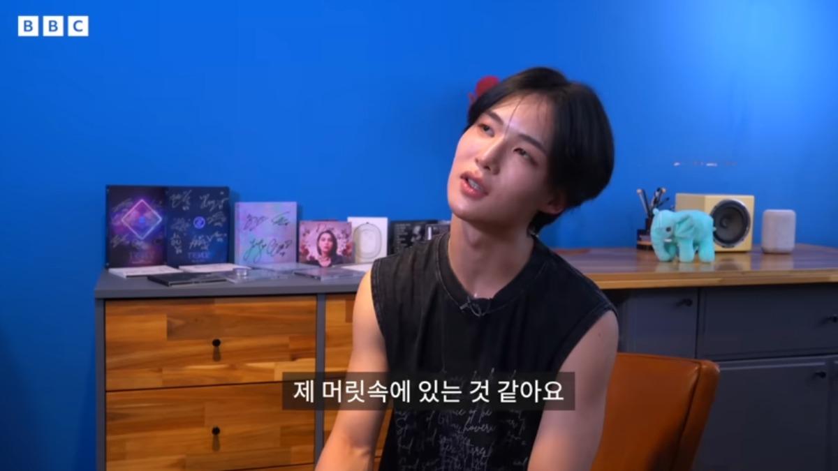 宥赫分享脫北後在南韓生活的過程。(圖/翻攝自BBC News Korea YouTube)
