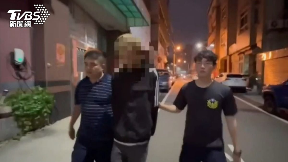 警方將涉嫌人黃男帶案返回釐清案情。(圖/TVBS)