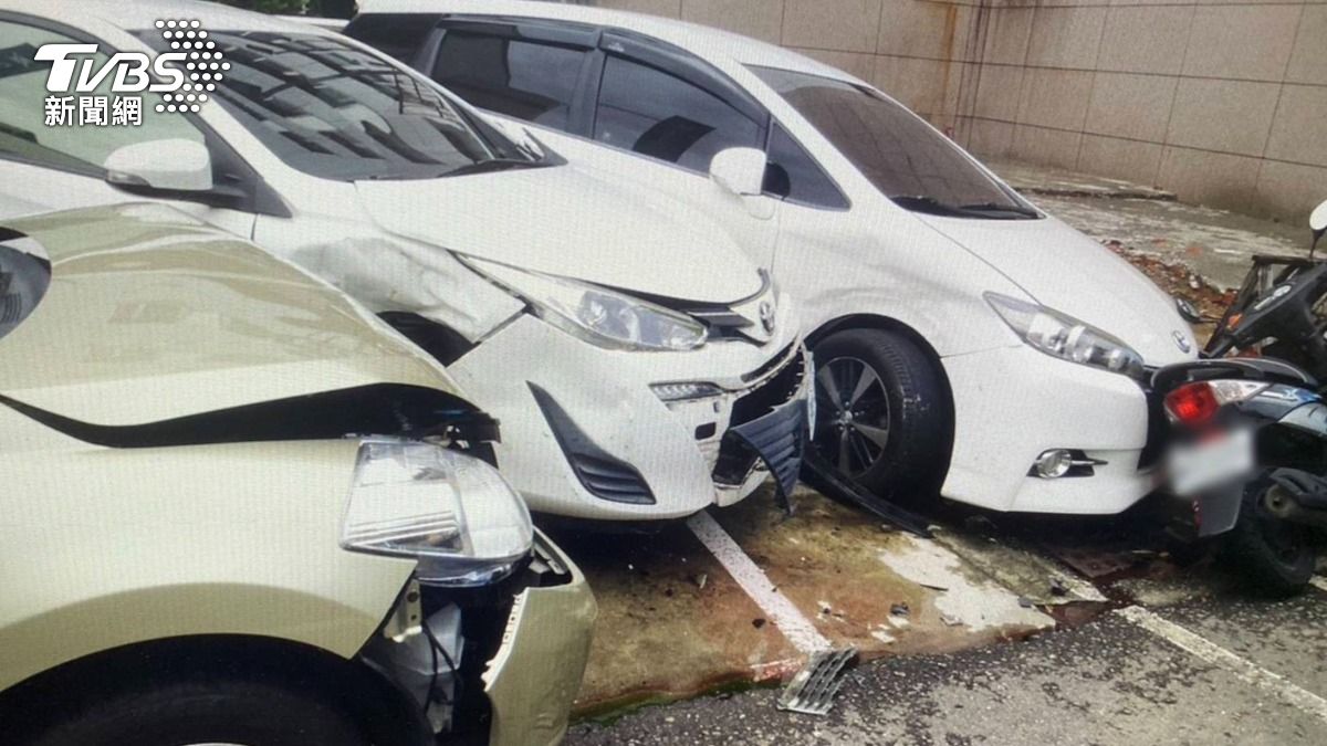 男子因車輛失靈，突然爆衝撞翻4台車。（圖／TVBS）