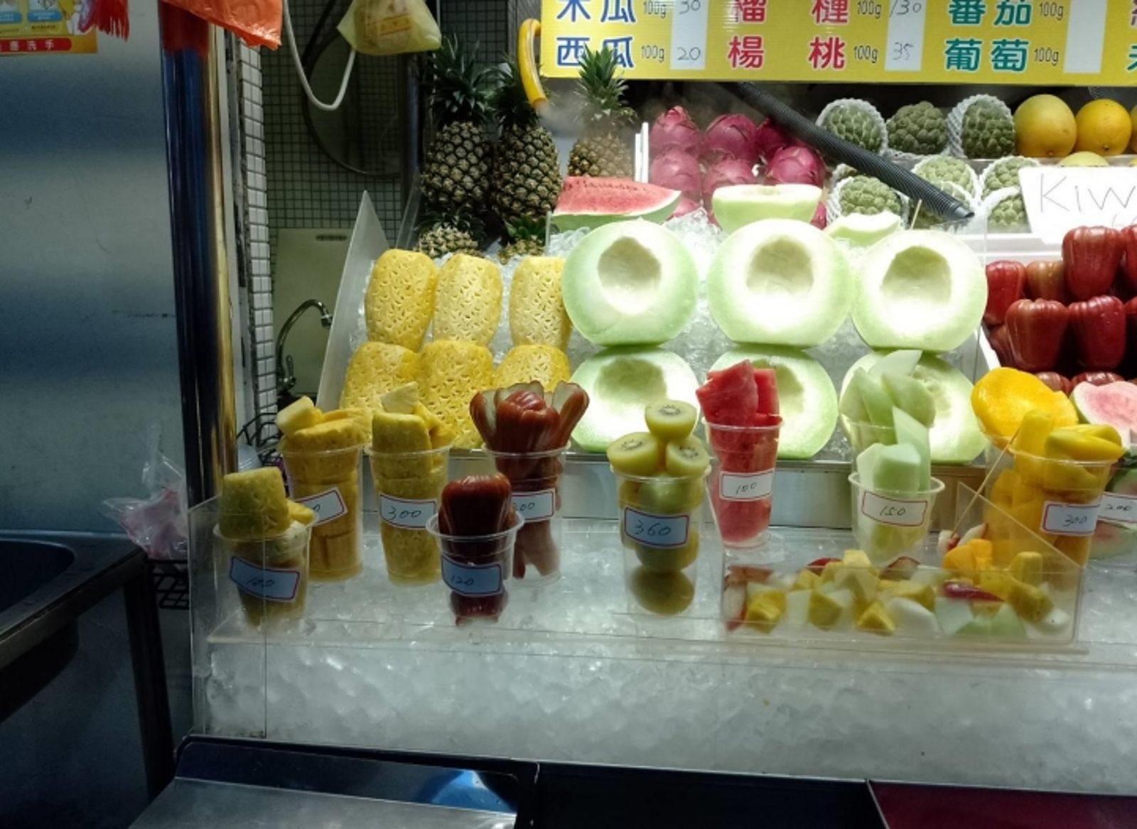 西門町杯裝現切水果有標價了,商業處複查結果全合格。(北市商業處提供)
