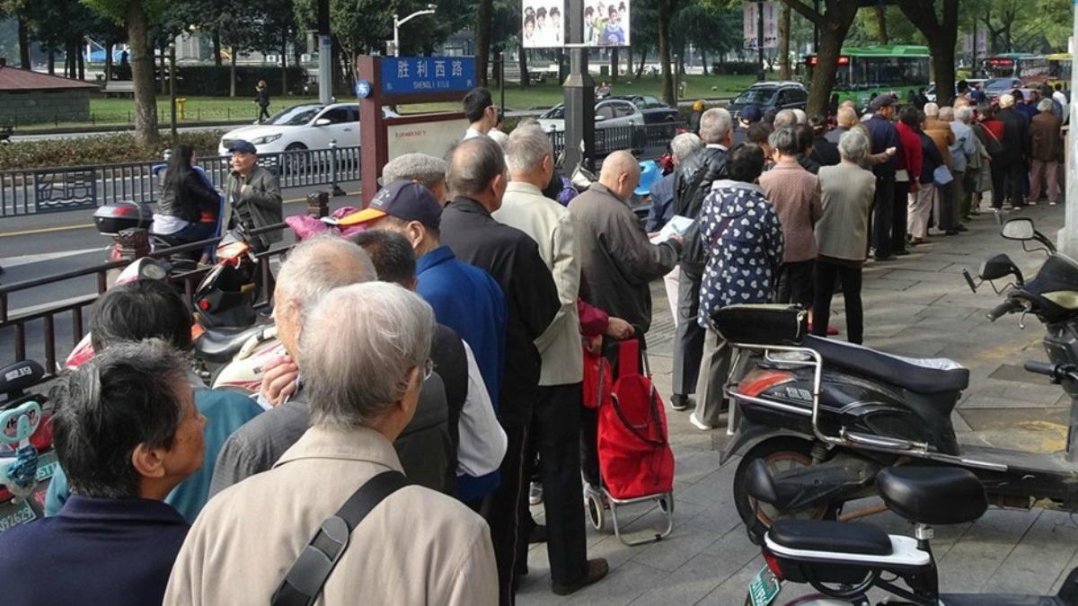 搶免費雞蛋「遭陸人群擠死」!8旬嬤沒站穩 當眾頭砸地身亡