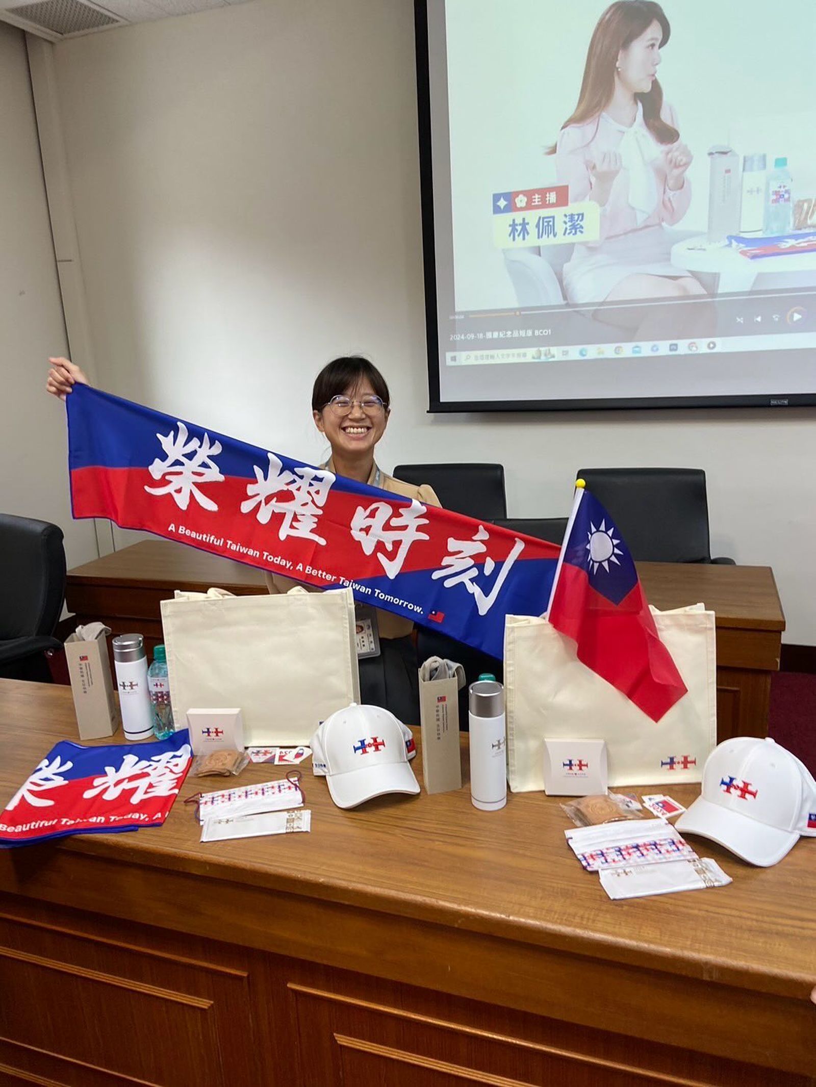 邱議瑩貼出國慶周邊照,問網友想不想要。(翻攝自@einn.chiu Threads)
