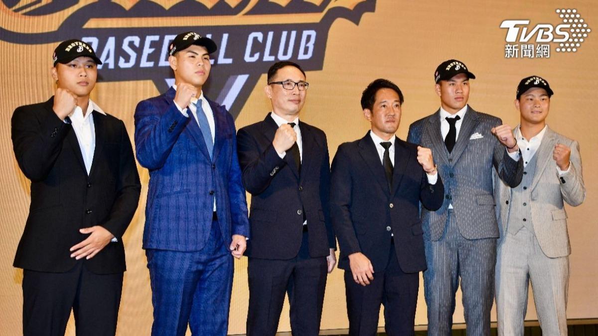 遭爆和八大業者聚餐!中信兄弟總教練:不再私下與球迷合照