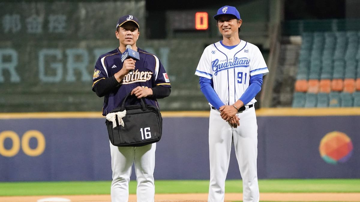 周思齊說「你們是一支很強的對手」,現場就連富邦球迷也爆出笑聲。(圖/翻攝自富邦悍將臉書)