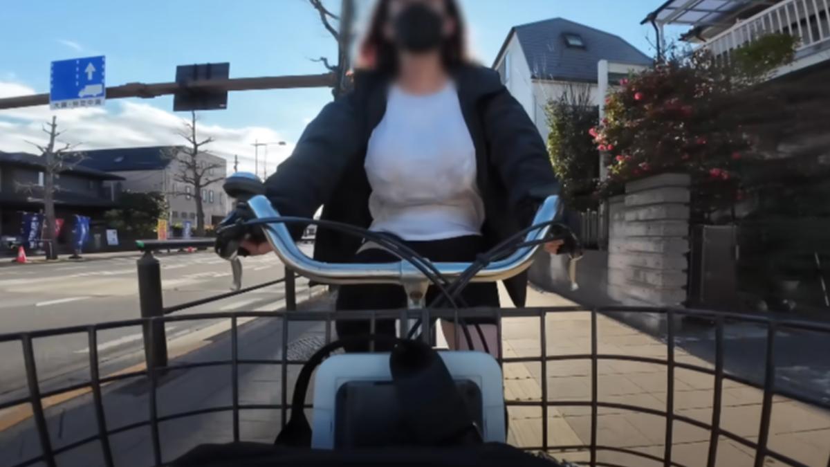為流量出狠招?日女YTR無罩騎車「上下人行道狂震」飆230萬觀看