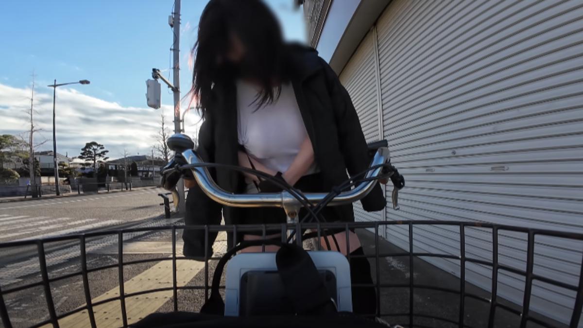 日本女子開始解開內衣。(圖/翻攝自ag_rinko YouTube)