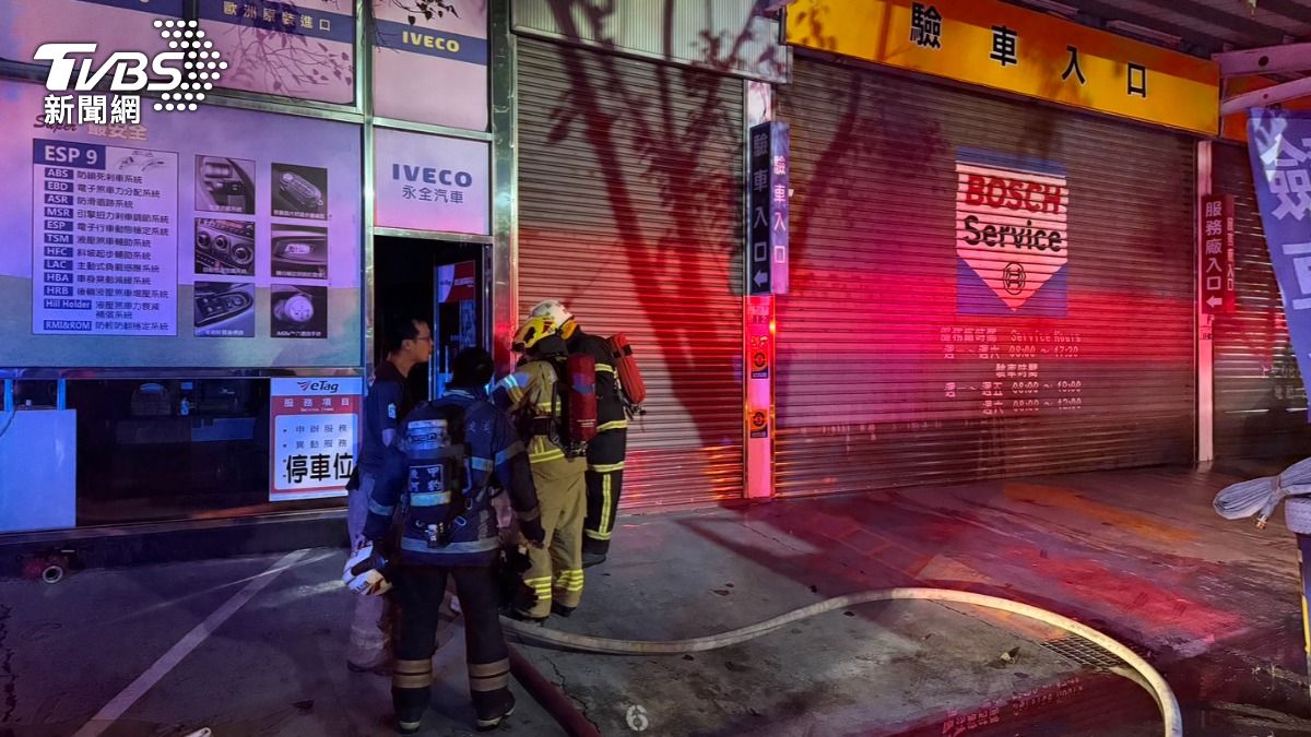 台南驗車廠深夜火警！惡火吞噬輪胎　警報狂響救了保全