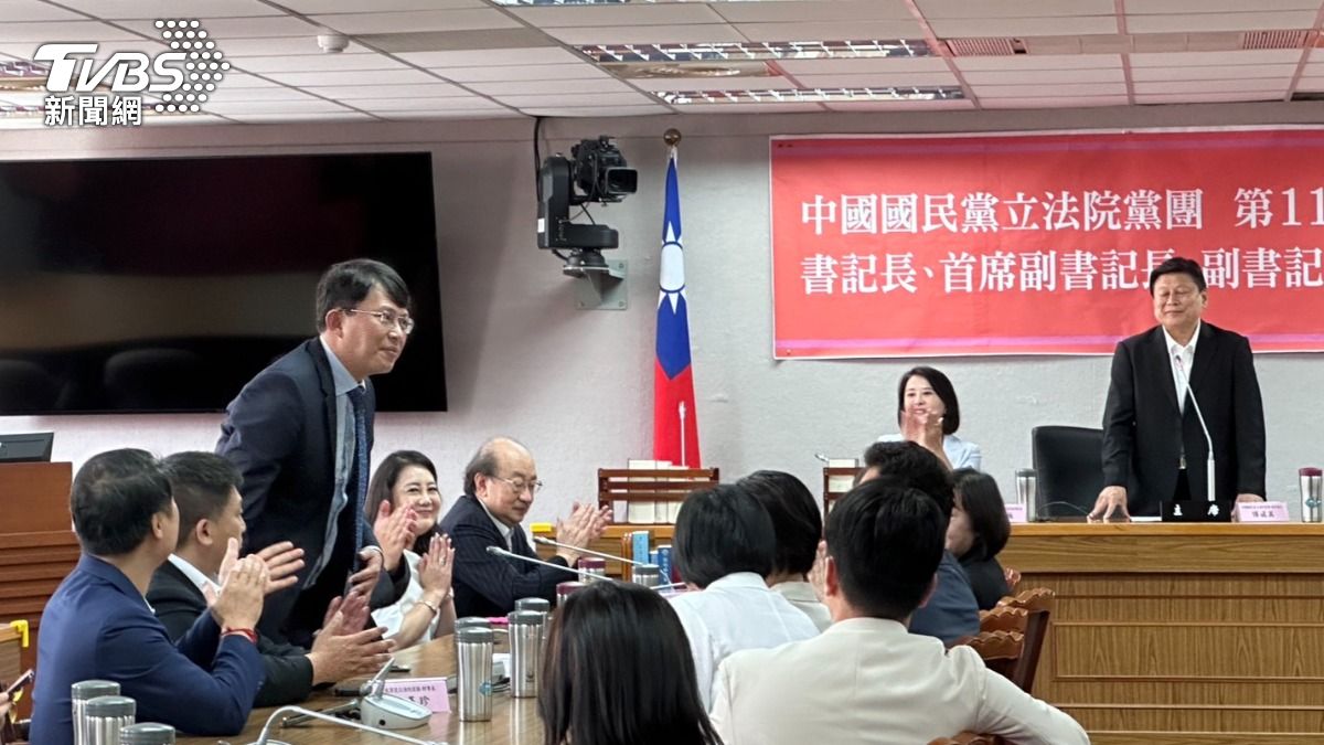大和解?柯建銘出席藍黨團幹部交接典禮送祝福 藍綠女立委相擁