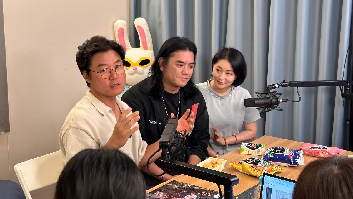 B2(中)與羅PD直播。(圖/泰坦星文創提供)
