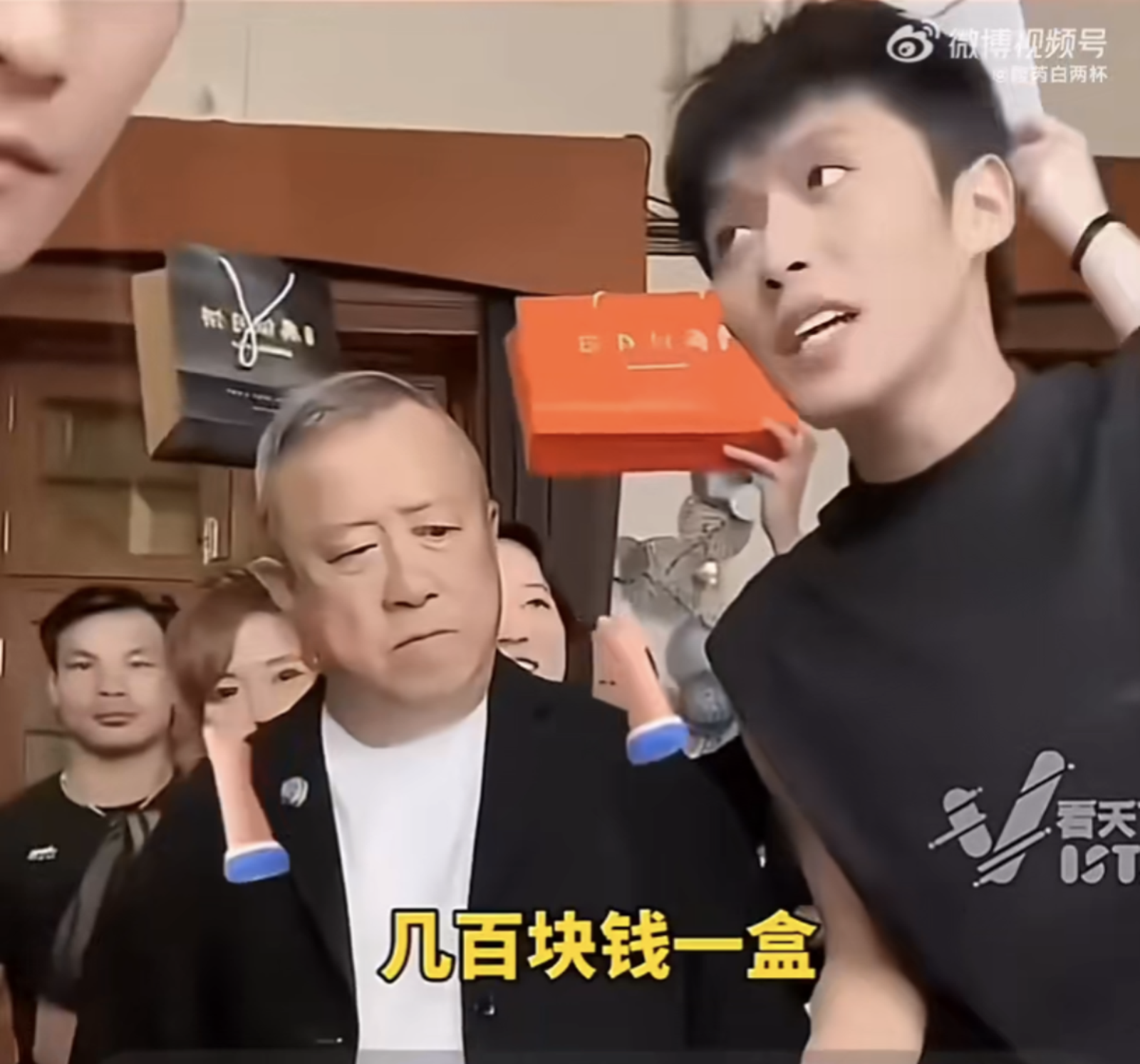 曾志偉在直播間聽小楊哥吹噓「美誠月餅」，一臉表情疑惑，網友認為他明知內情卻不制止。（圖／翻攝自微博影片）