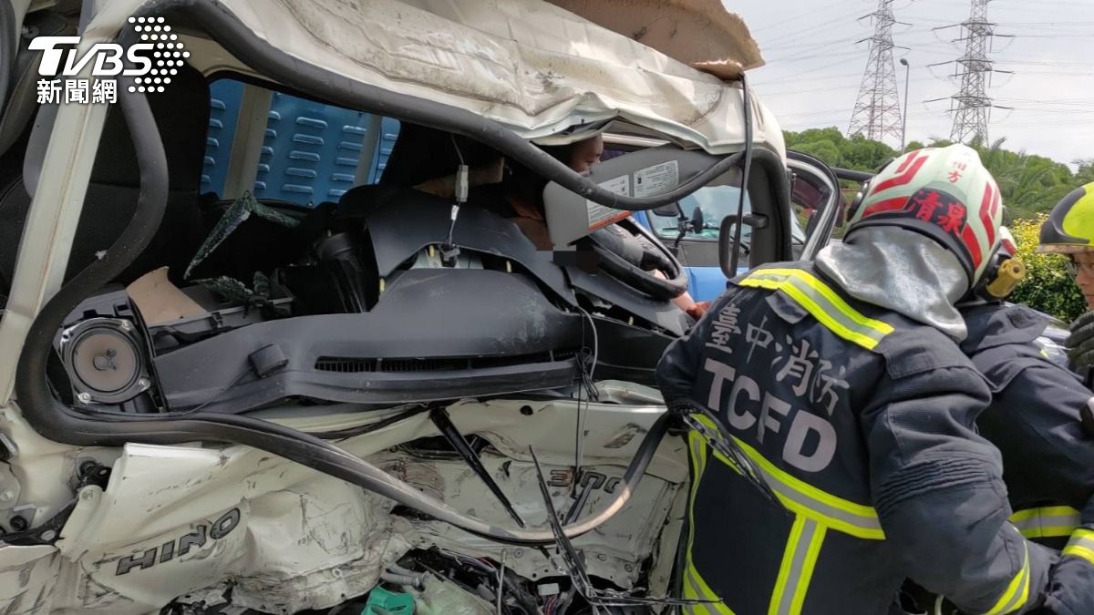 驚悚畫面曝!國3龍井段貨車追撞變形 駕駛「方向盤卡脖」昏迷中