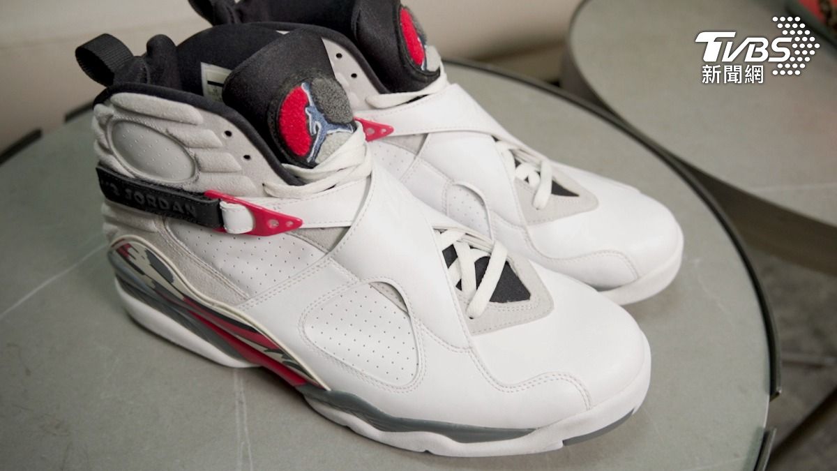 Air Jordan 8 Retro Bugs Bunny。(圖/區國強攝)