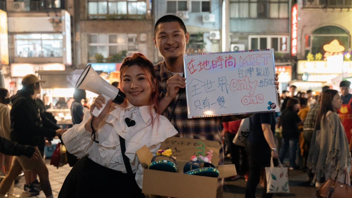 Leo王(右)和董仔在夜市賣東西。(圖/公視台語台提供)