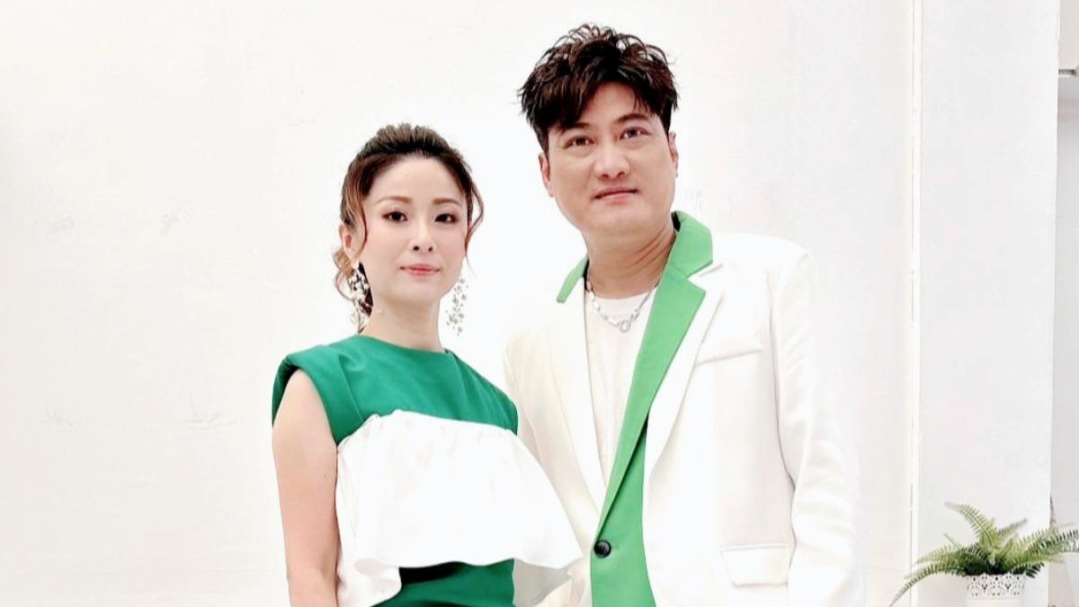楊哲爆料和林姍在錄音室裡尬歌喉,直呼不能被她超越。(圖/豪記唱片提供)