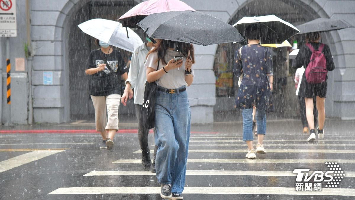 天氣/燕子颱風最快週六生成!估「超靠近台灣」 1地雨彈灌到發紅