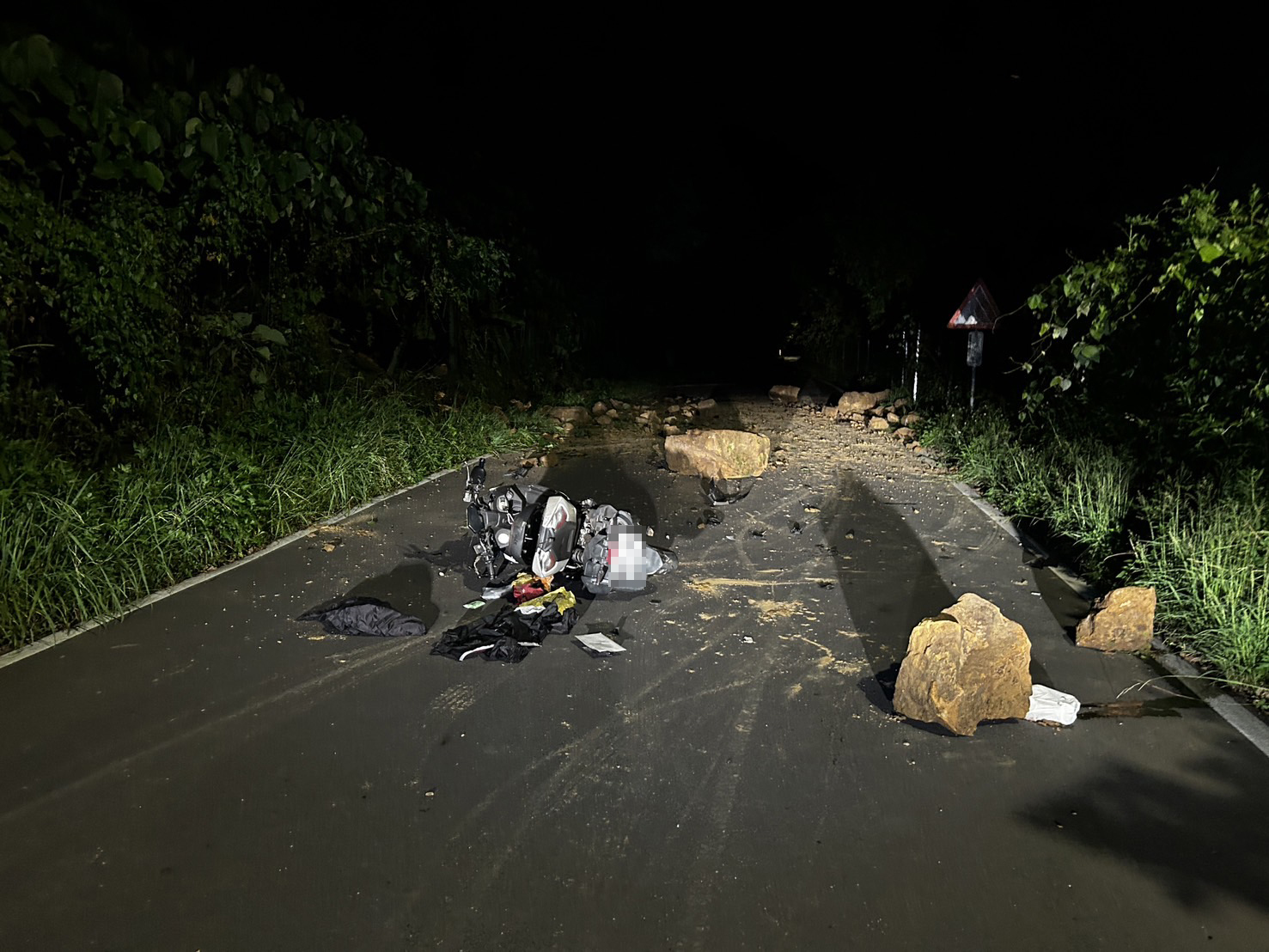 大雨釀災!三峽騎士遭「巨大落石」狠砸急送醫 失事路段暫封閉
