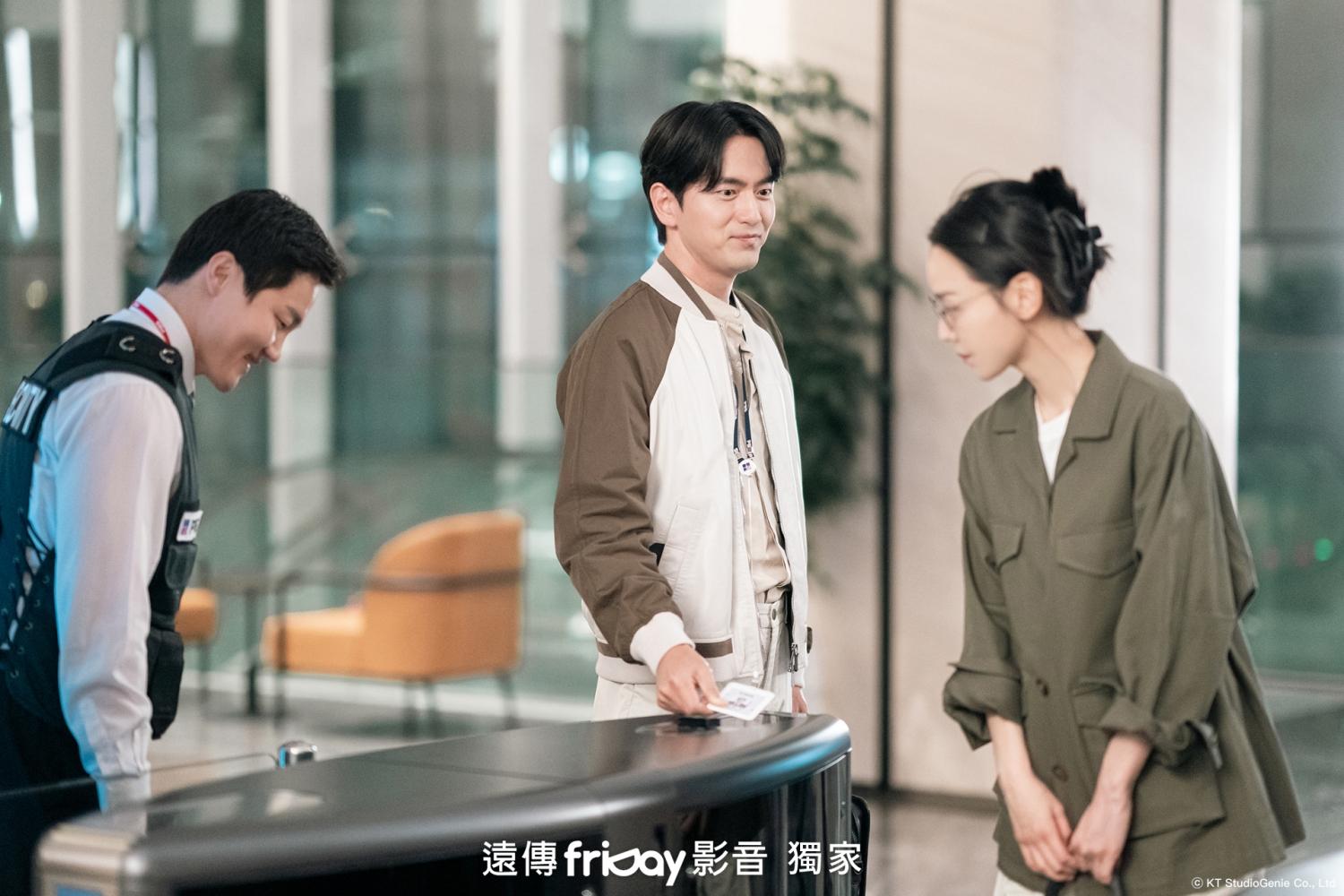 《致我的解離》中,申惠善的兩個人格與李陣郁產生情愫。(圖/friDay影音提供)