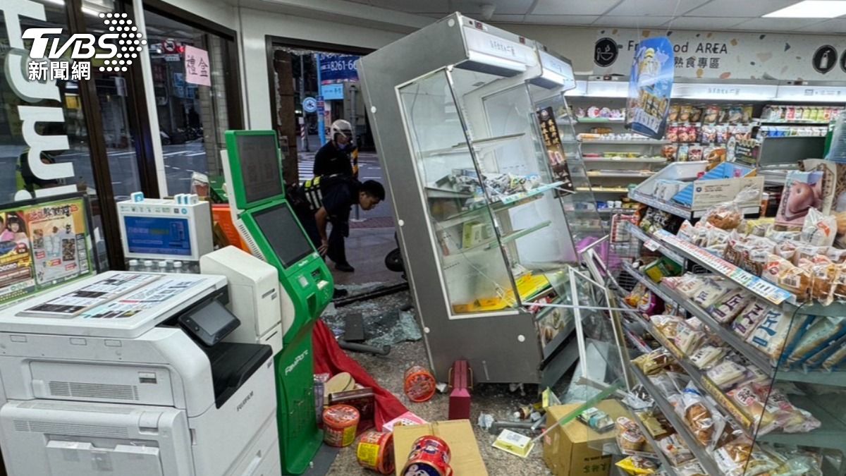快訊/土城機車直衝超商!撞爆玻璃、冷藏櫃 騎士流血送醫