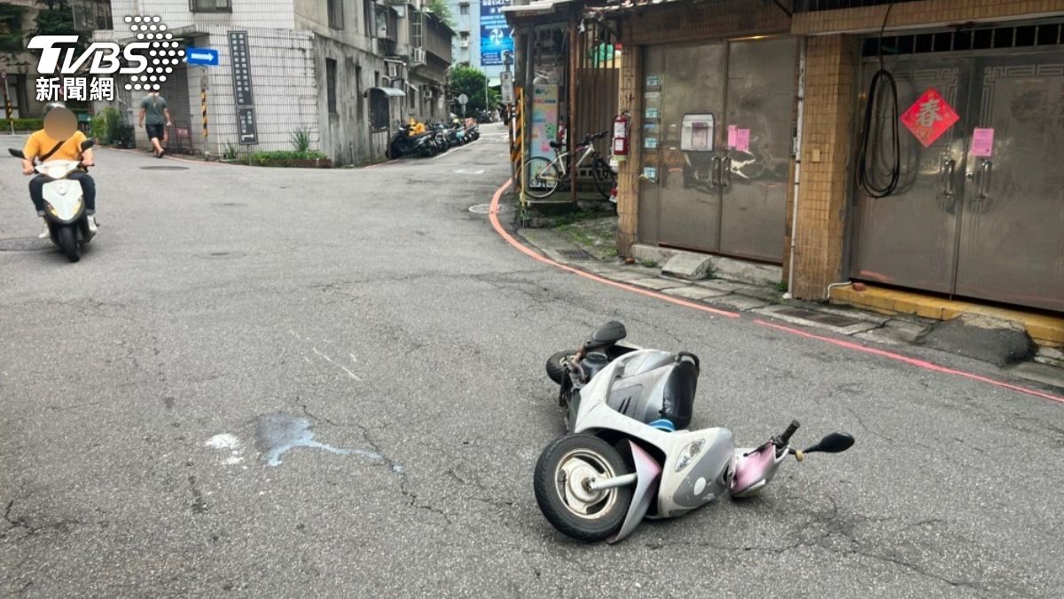 二寶媽為了閃避男童急剎後慘摔,導致一家3口受傷送醫。(圖/TVBS)