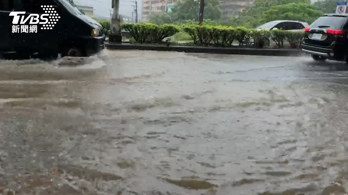 基隆馬路慘變小黃河。(圖/TVBS)