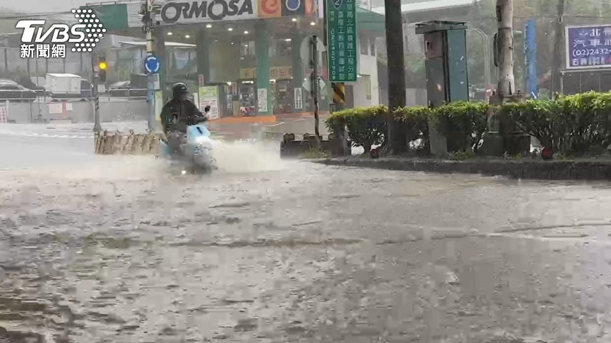 基隆馬路慘變小黃河。(圖/TVBS)