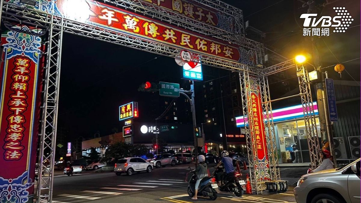 廟方委託廠商到場實施牌樓工程。(圖/TVBS)