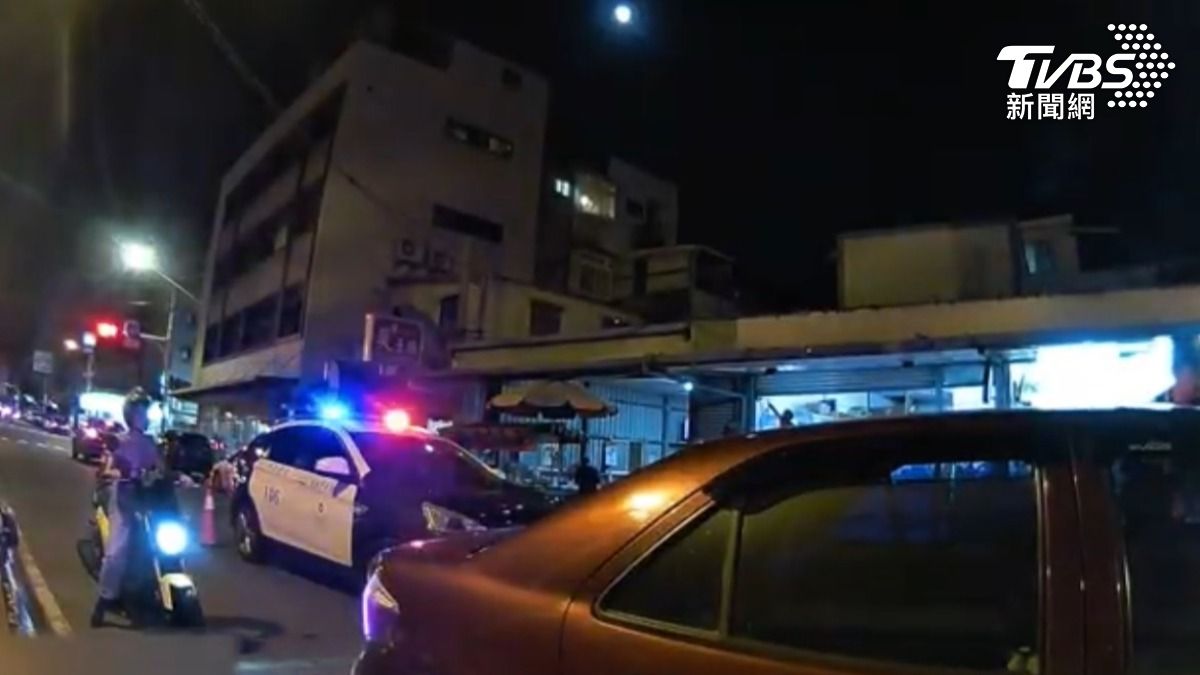 花蓮女吃「酒蒸蛤蜊」遭攔檢!員警一查竟是通緝犯