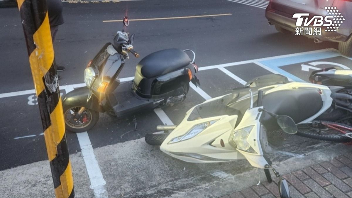 休旅車爆胎失控撞擊多輛機車。(圖/TVBS)