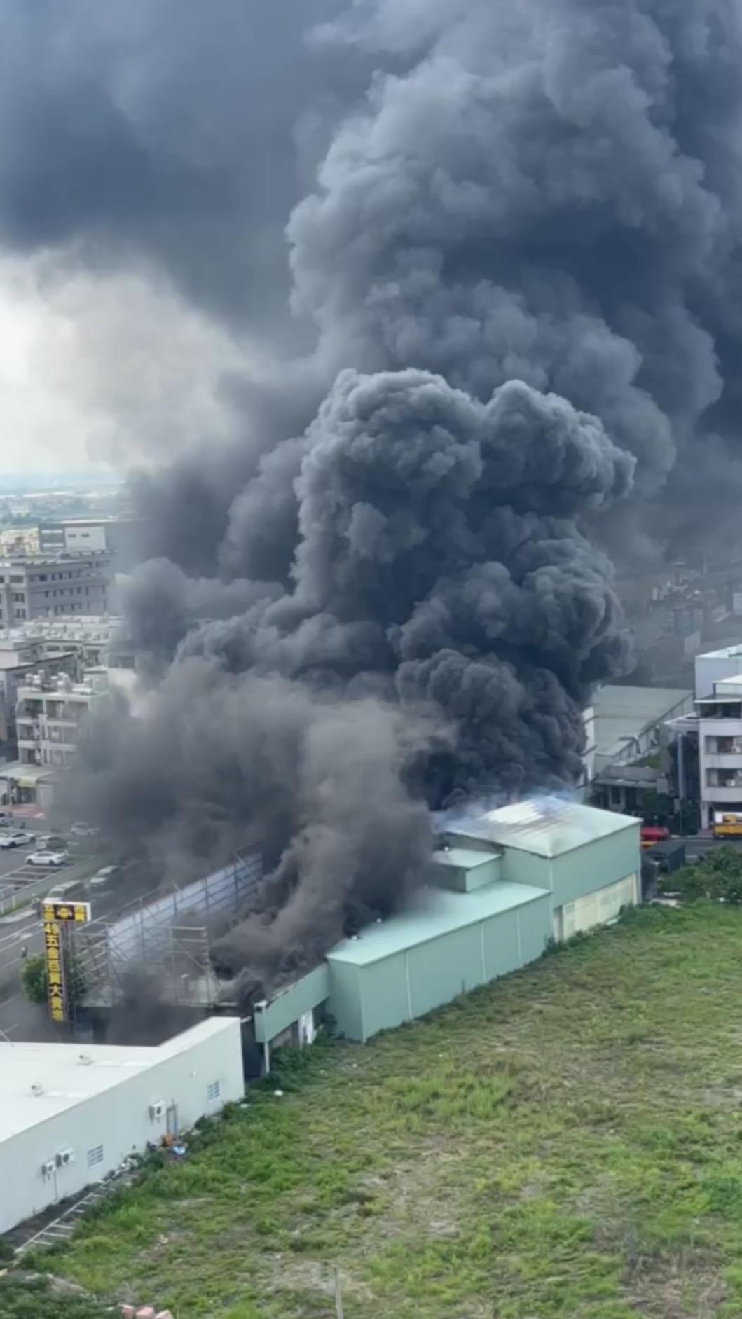 台南市永康區永大路三段一處五金賣場發生大火。（圖／翻攝自記者爆料網）