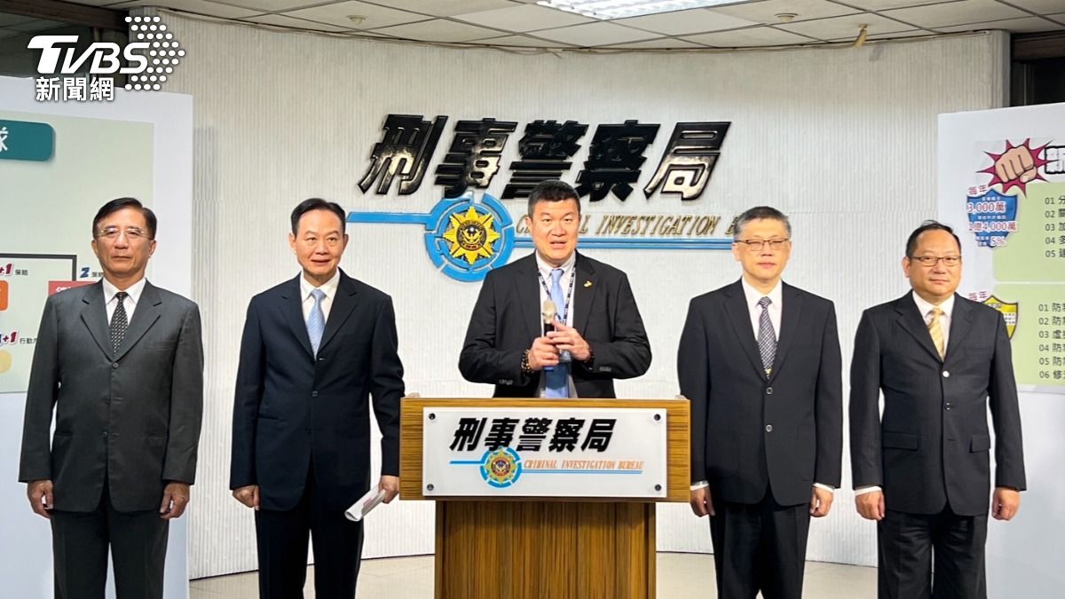 行政院打詐指揮中心指揮官馬士元到場視察並慰勉有功人員。(圖/TVBS)